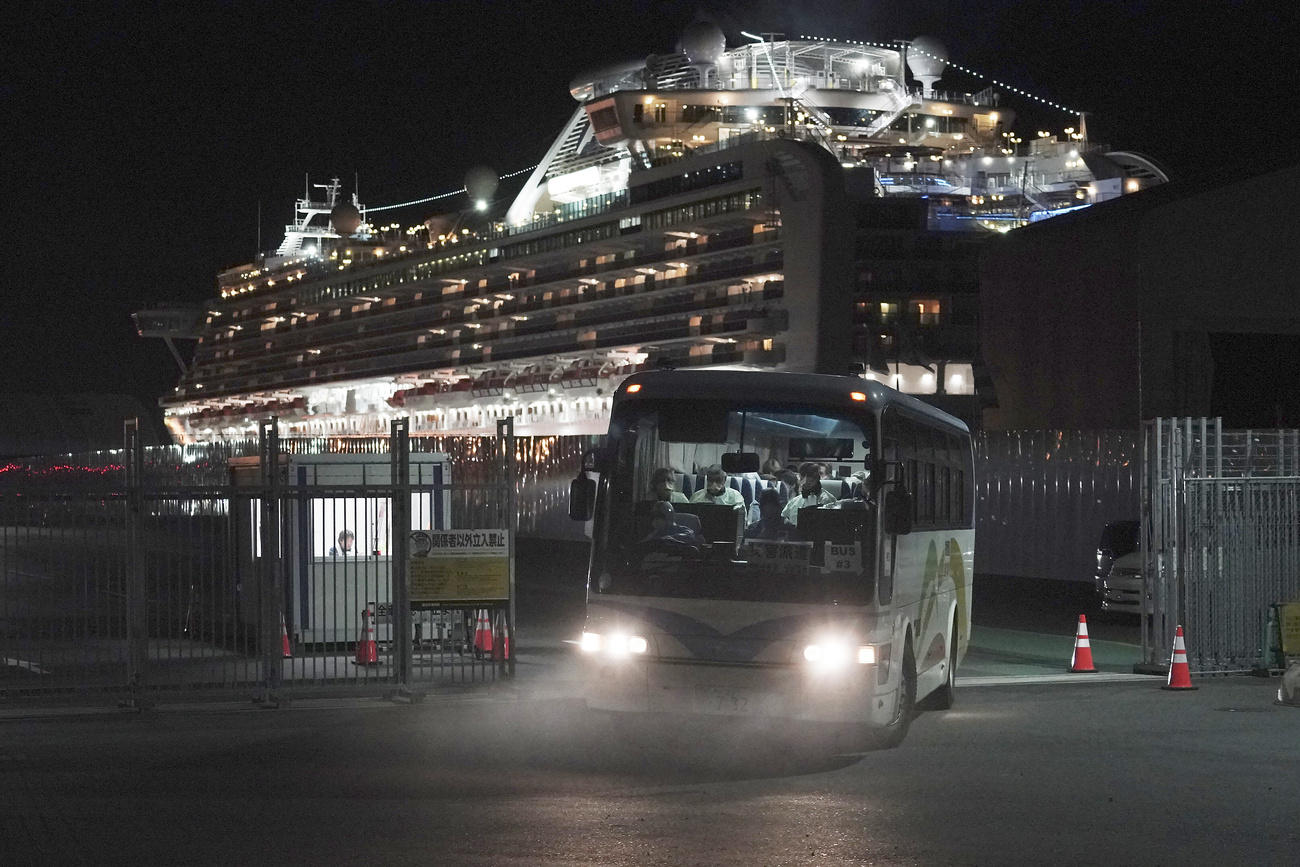 I primi sbarchi dalla Diamond Princess ormeggiata nel porto di Yokohama.