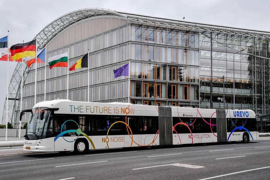 Langer Elektro-Bus