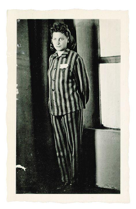 Mujer con uniforme de presos en un campo de concentración