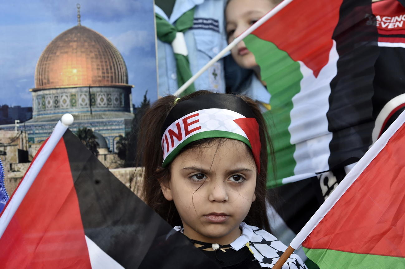 فتاة فلسطينية تتظاهر ضد خطة ترامب