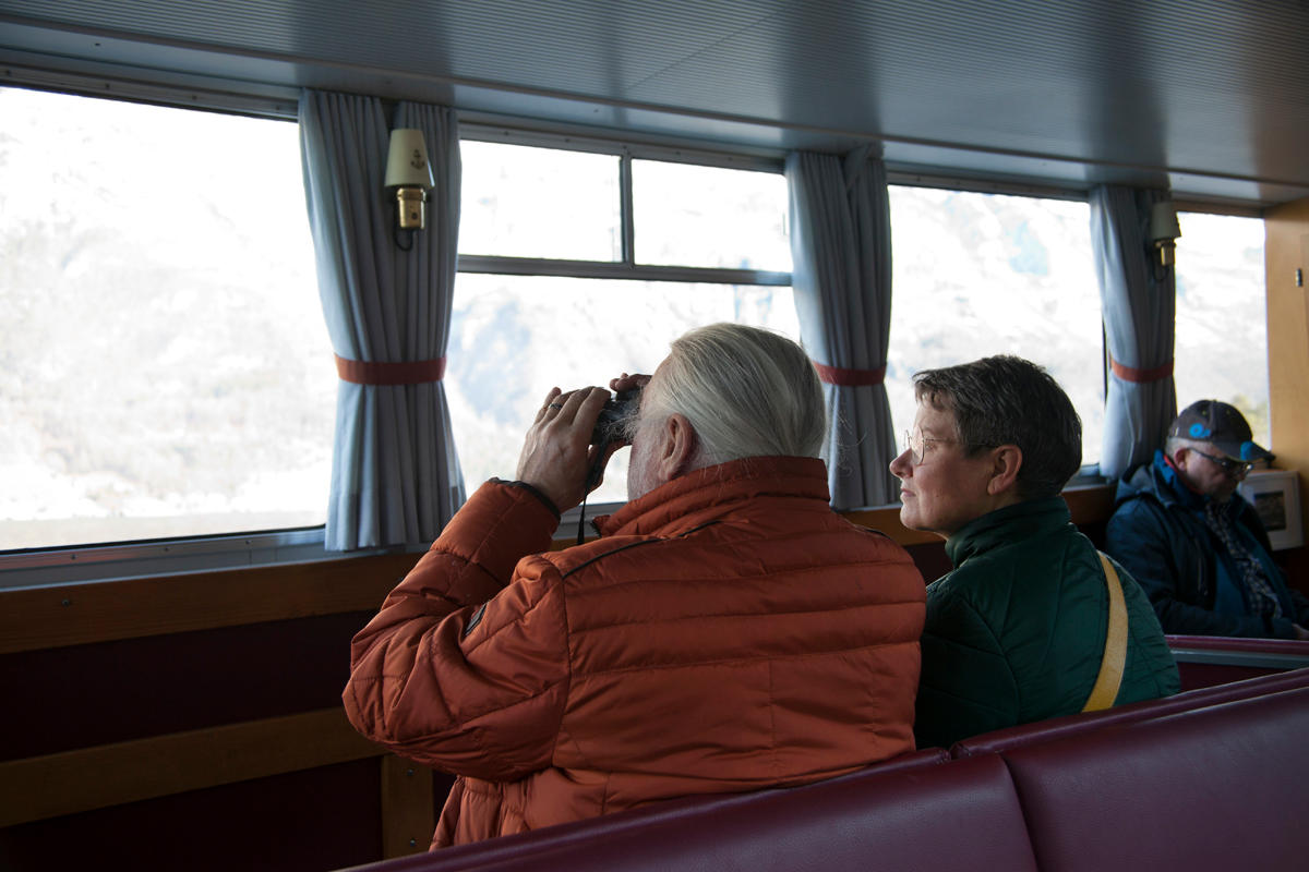 Auf dem Boot mit Feldstecher