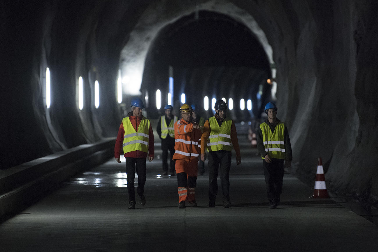 Tecnici all interno del tunnel di base del Lötschberg
