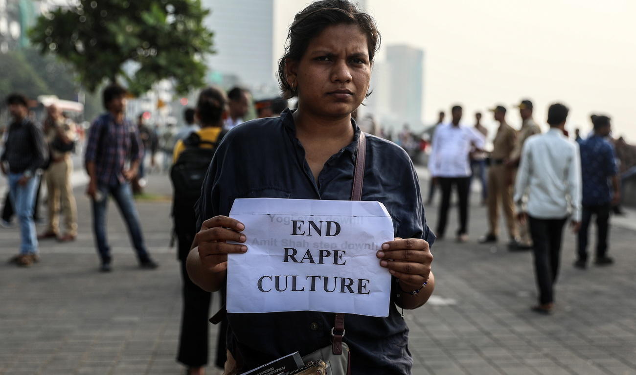 Una donna in India con un cartello: stop con la cultura dello stupro