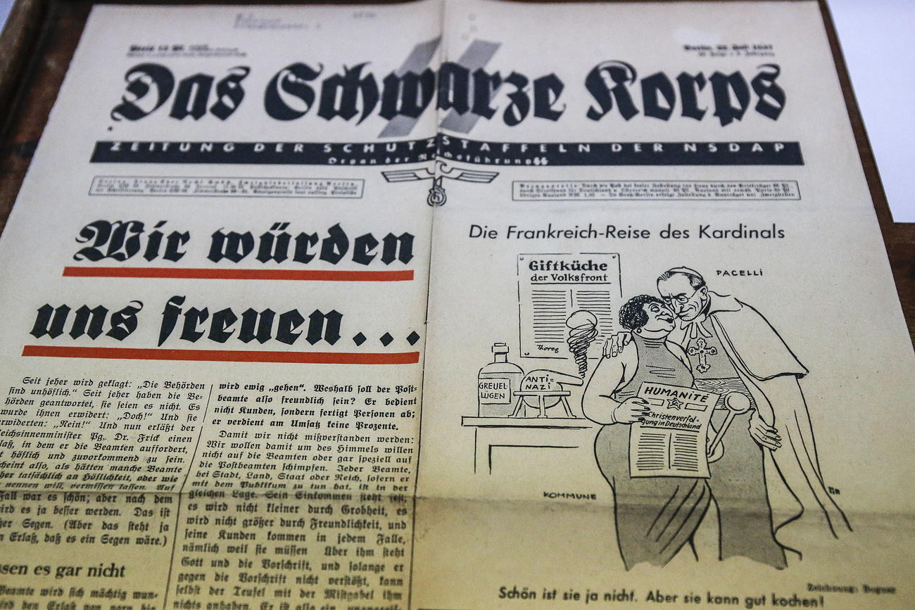 Primo piano di prima pagina di giornale Das Schwarze Korps con vignetta nella quale si riconosce un alto prelato