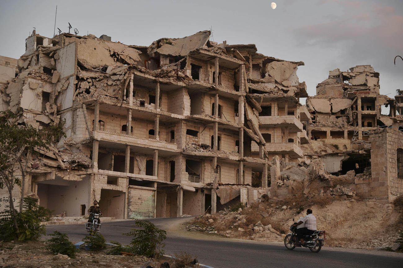 أطلال بنايات سكنية خلفها القصف والحرب في مدينة ادلب السورية