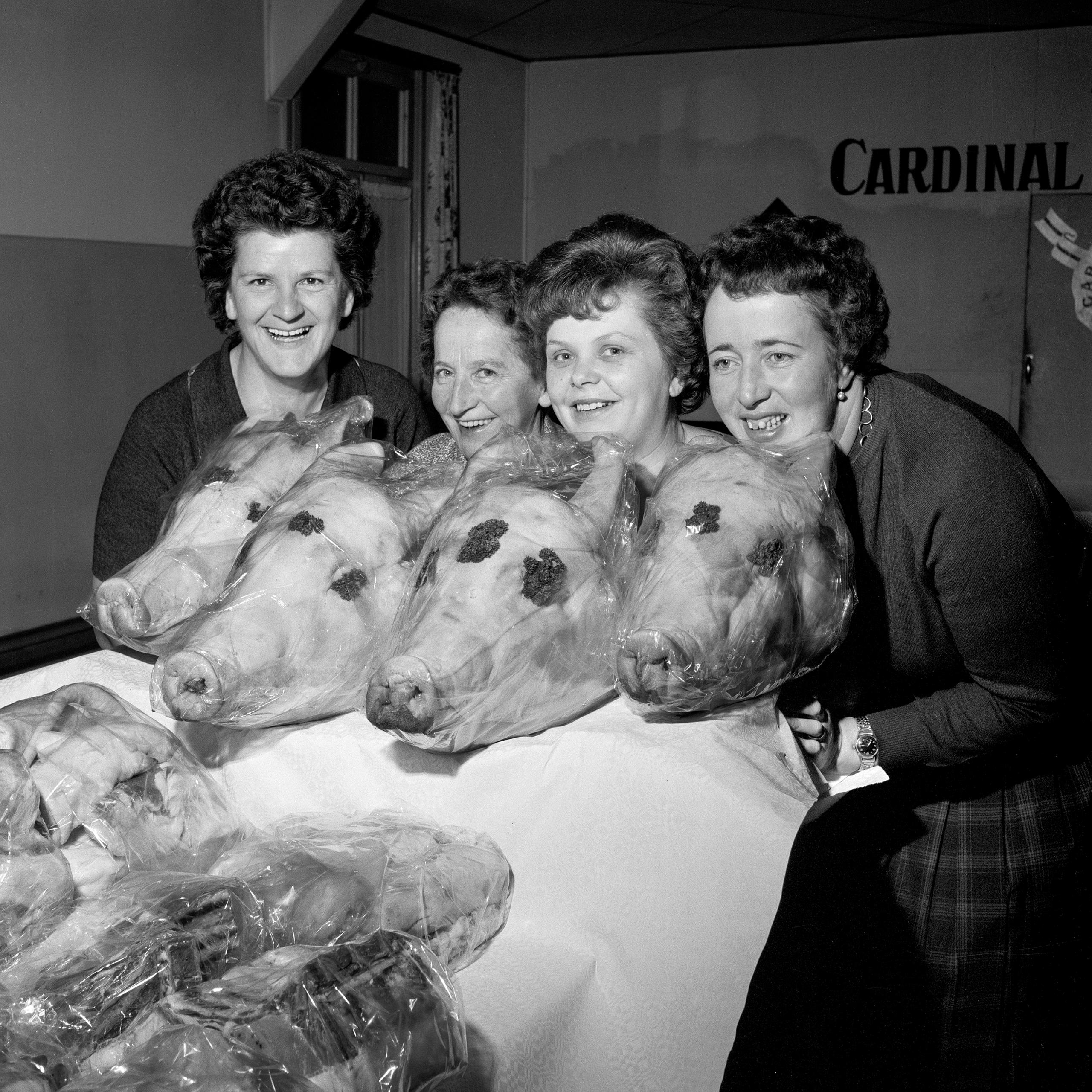 نساء مع رؤوس الخنازير، التي يمكن الفوز بها في لعبة البولينج ، 1963. (روبرت تسبيندين)