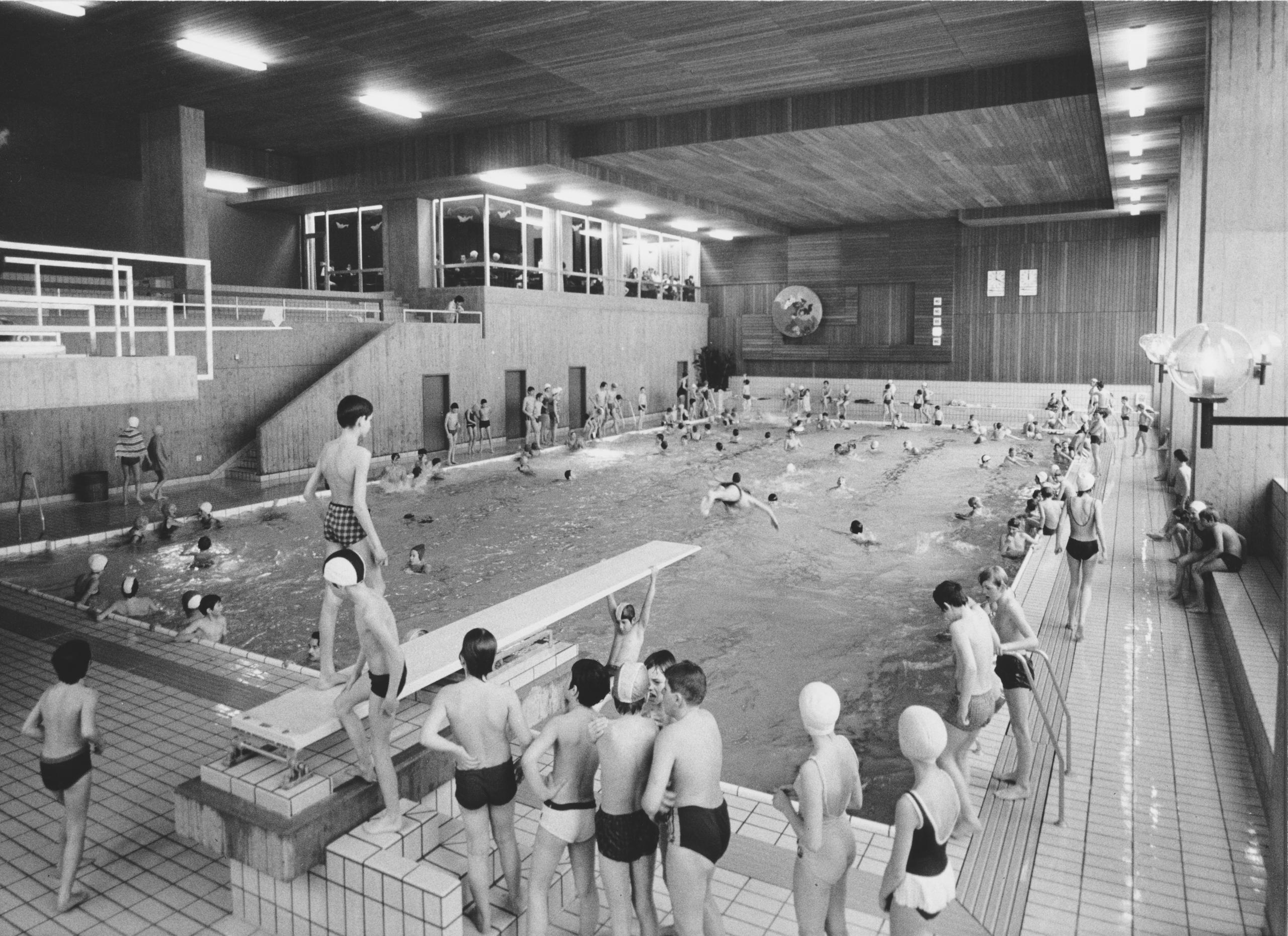 Gente en una piscina