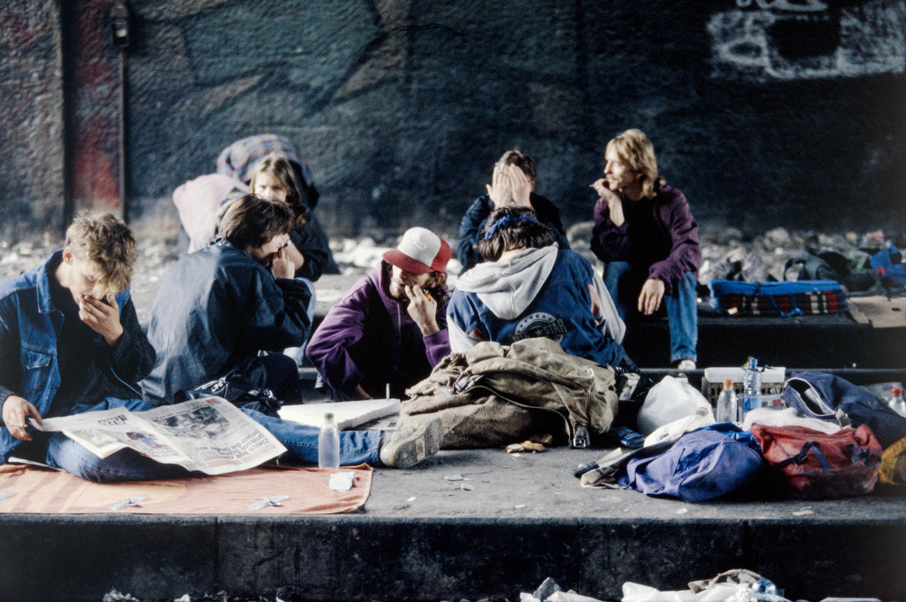 Una scena consueta del Letten: diverse persone sedute in terra