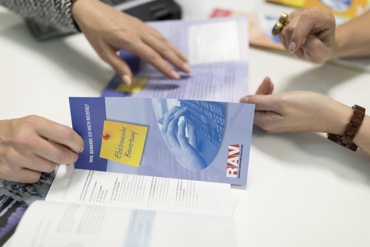 Persona mostra brochure