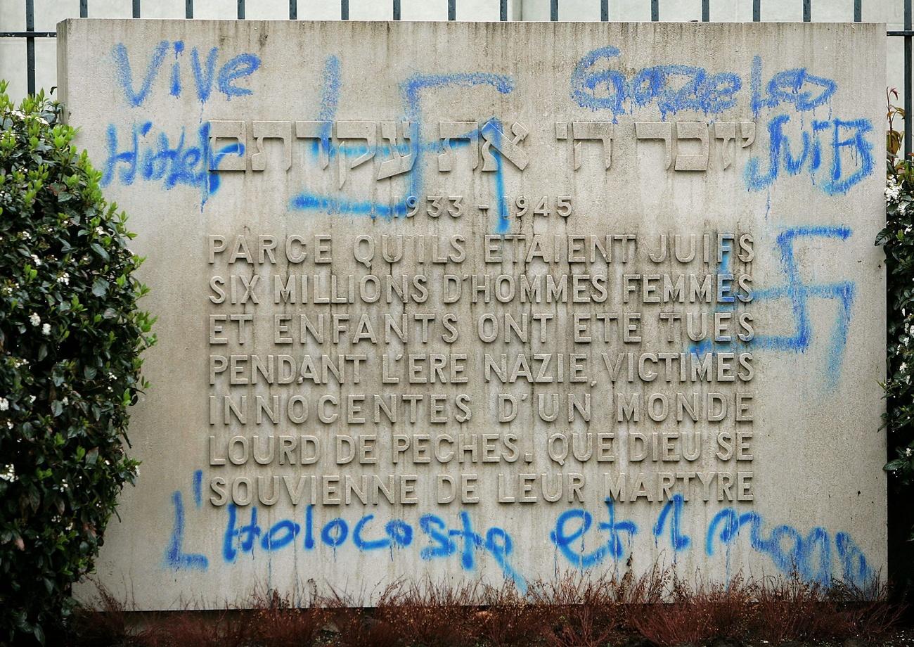 svastiche su una lapide