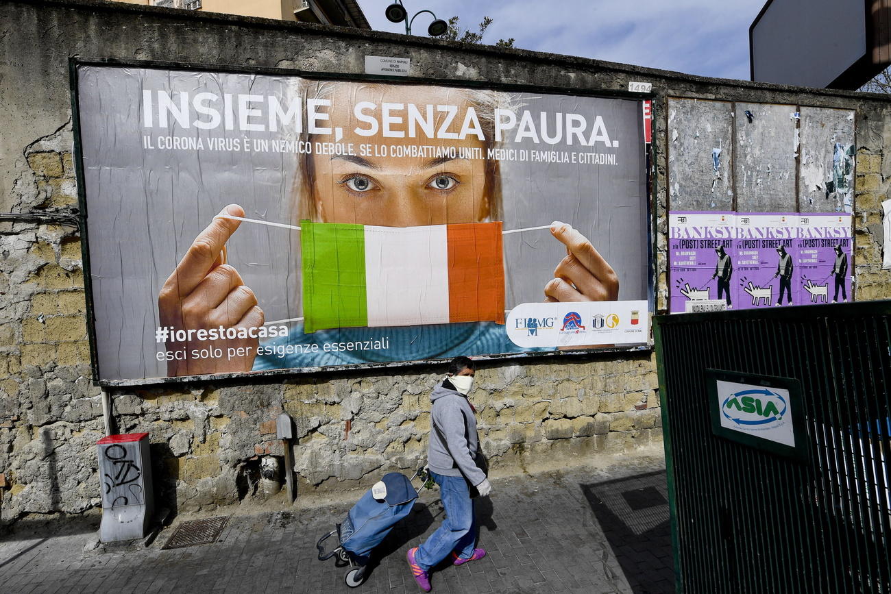 Un manifesto con una ragazza che si metta una mascherina tricolore con la scritta Insieme, senza paura.