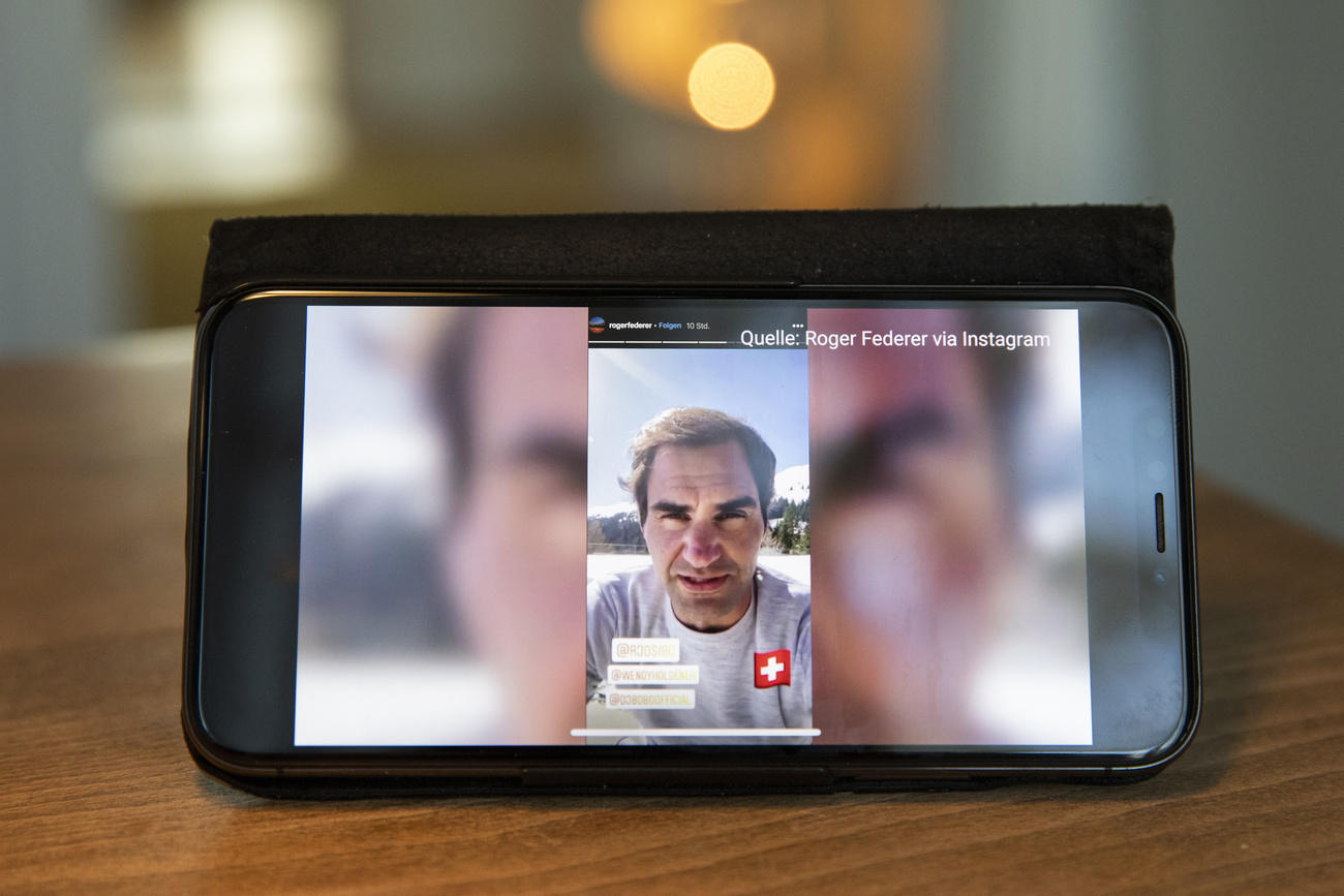 Imagen de Roger Federer en la pantalla de un celular