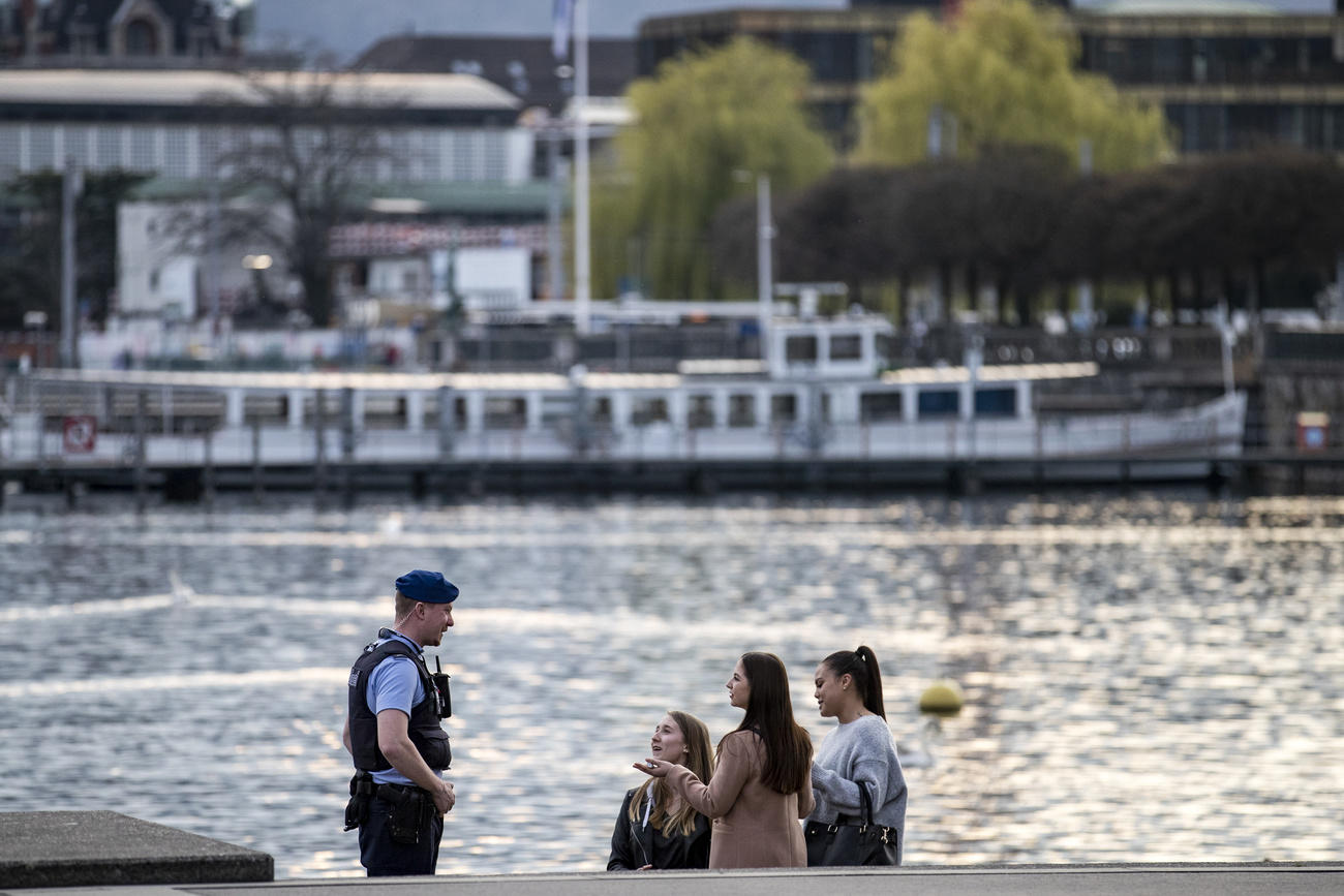 Polizei spricht mit Leuten am See
