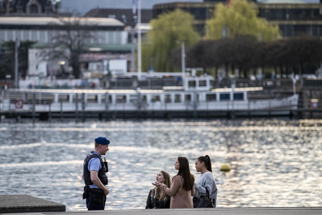 Un policier parle avec des jeunes au bord d un lac