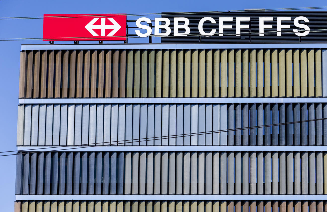 Facciata di un edificio commerciale con finestre a lamelle verticali e scritta SBB CFF FFS
