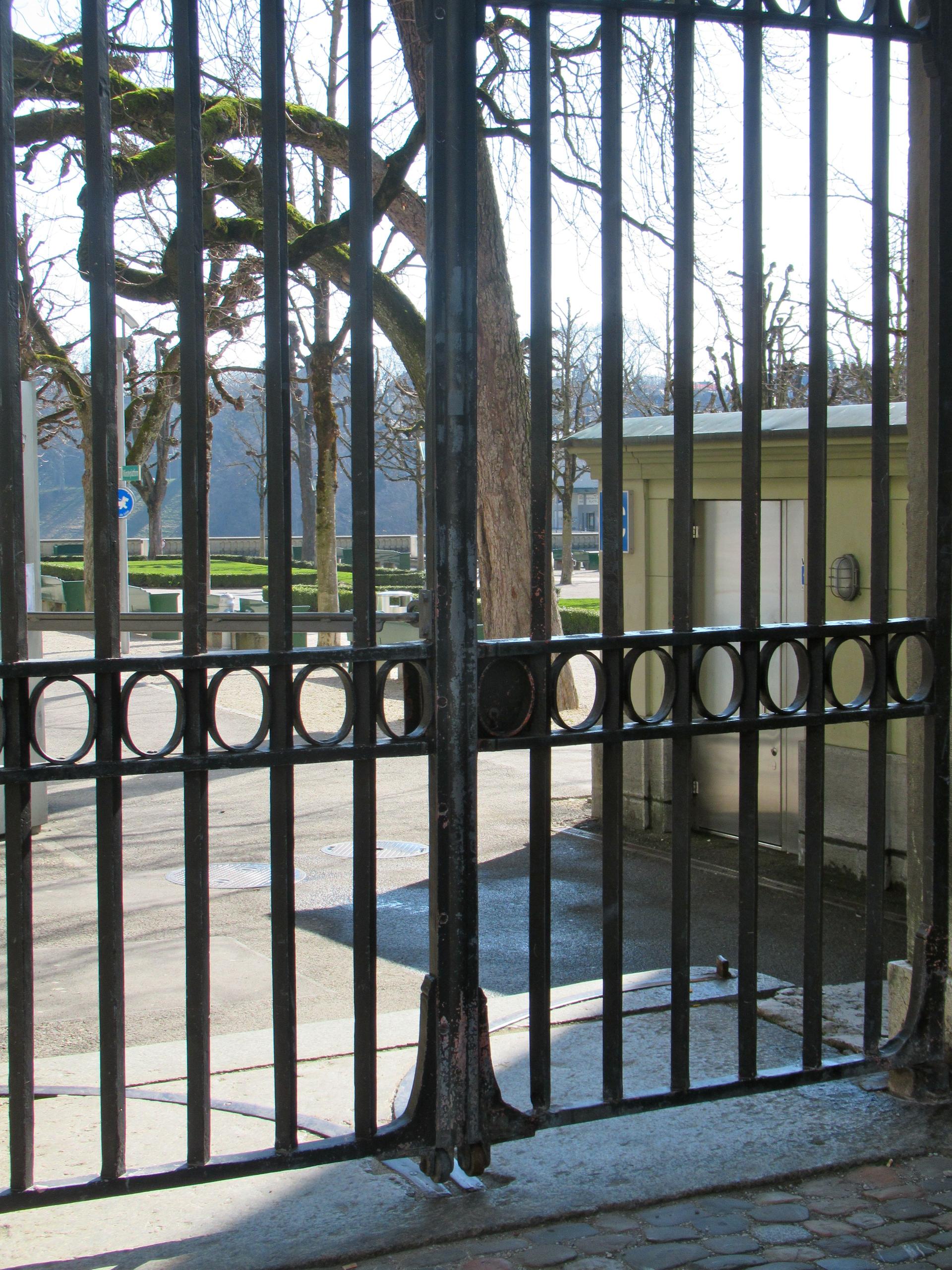 Gitter beim Friedhof