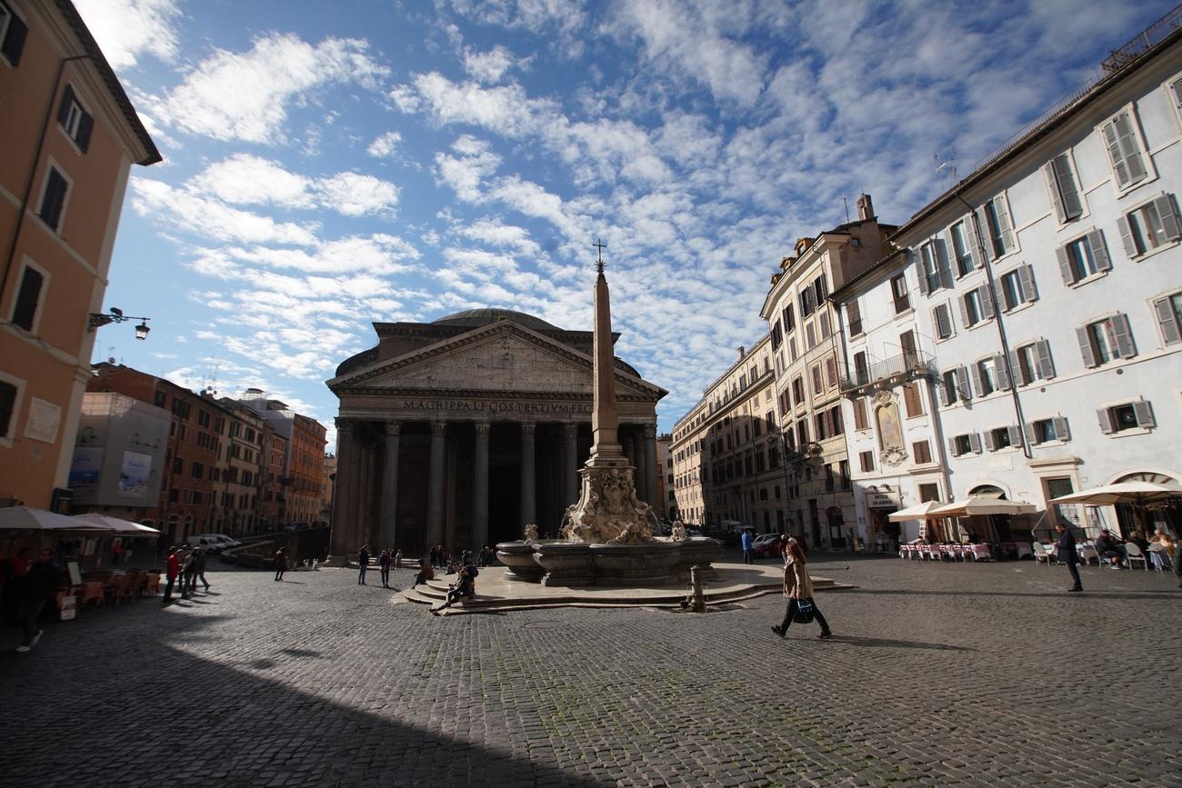 Piazza del Pantheon a Roma completamente deserta.