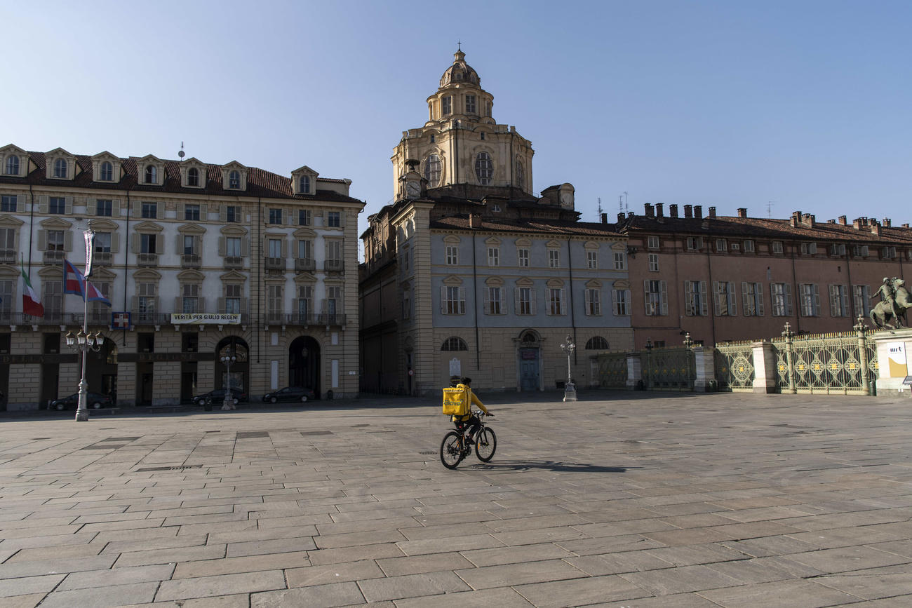 Piazza vuota eccetto correre in bicicletta