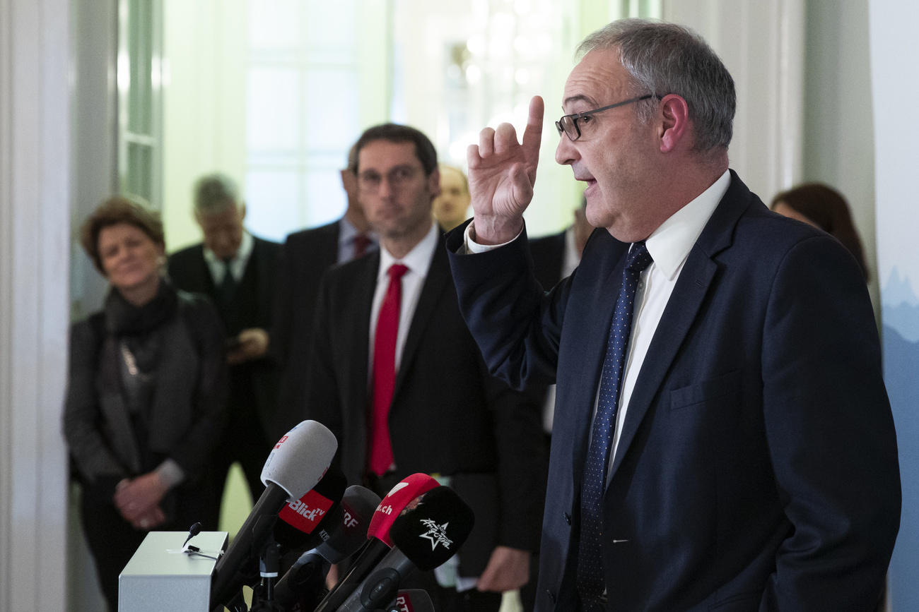 Il consigliere federale Guy Parmelin al termine della tavola rotonda con le parti sociali.