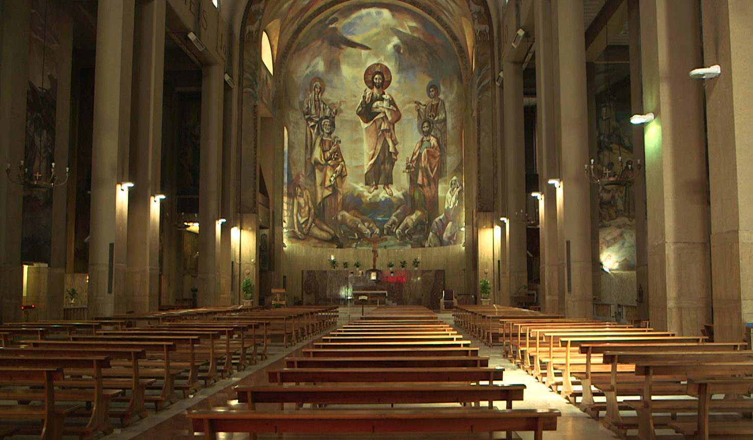 La navata principale della Chiesa di Gesù buon pastore al quartiere romano della Montagnola