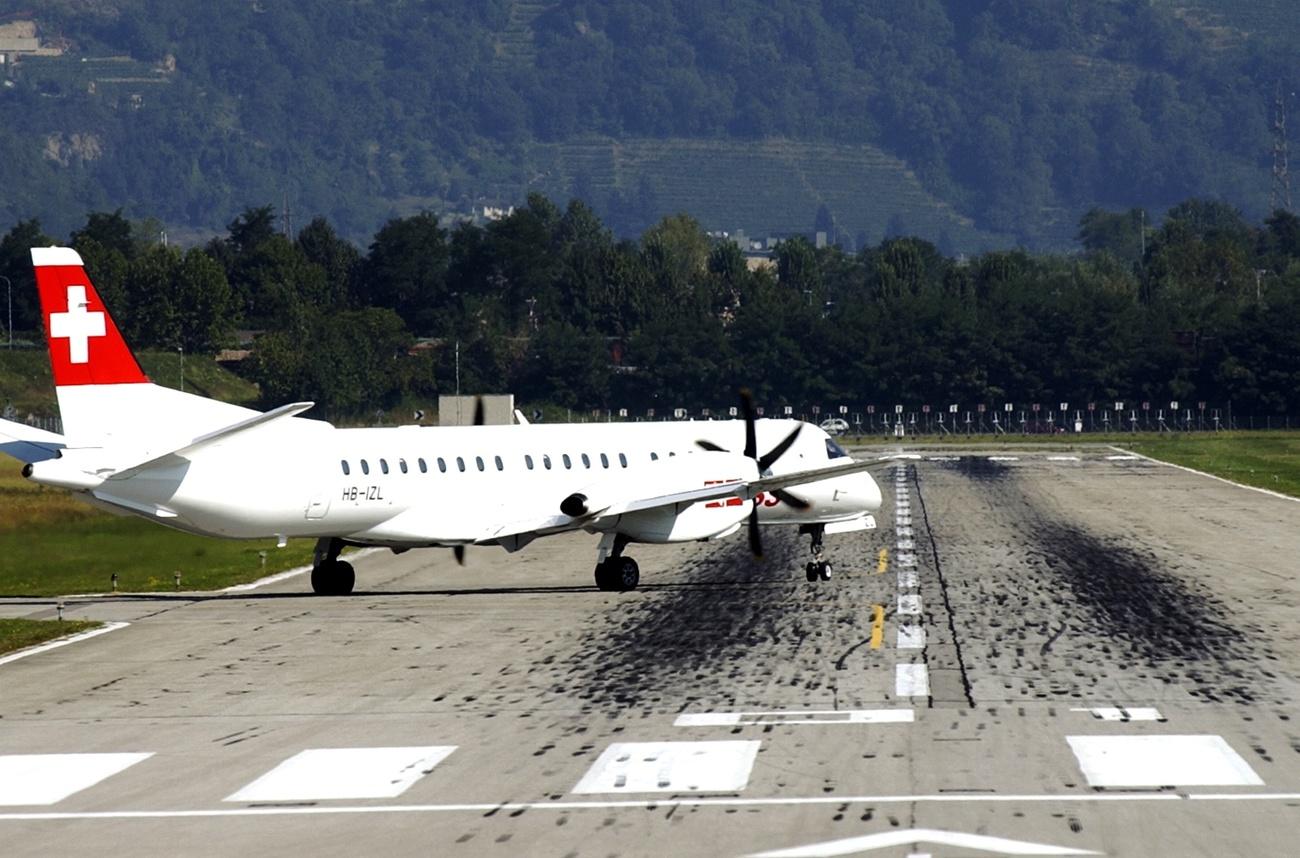 aereo swiss su una pista