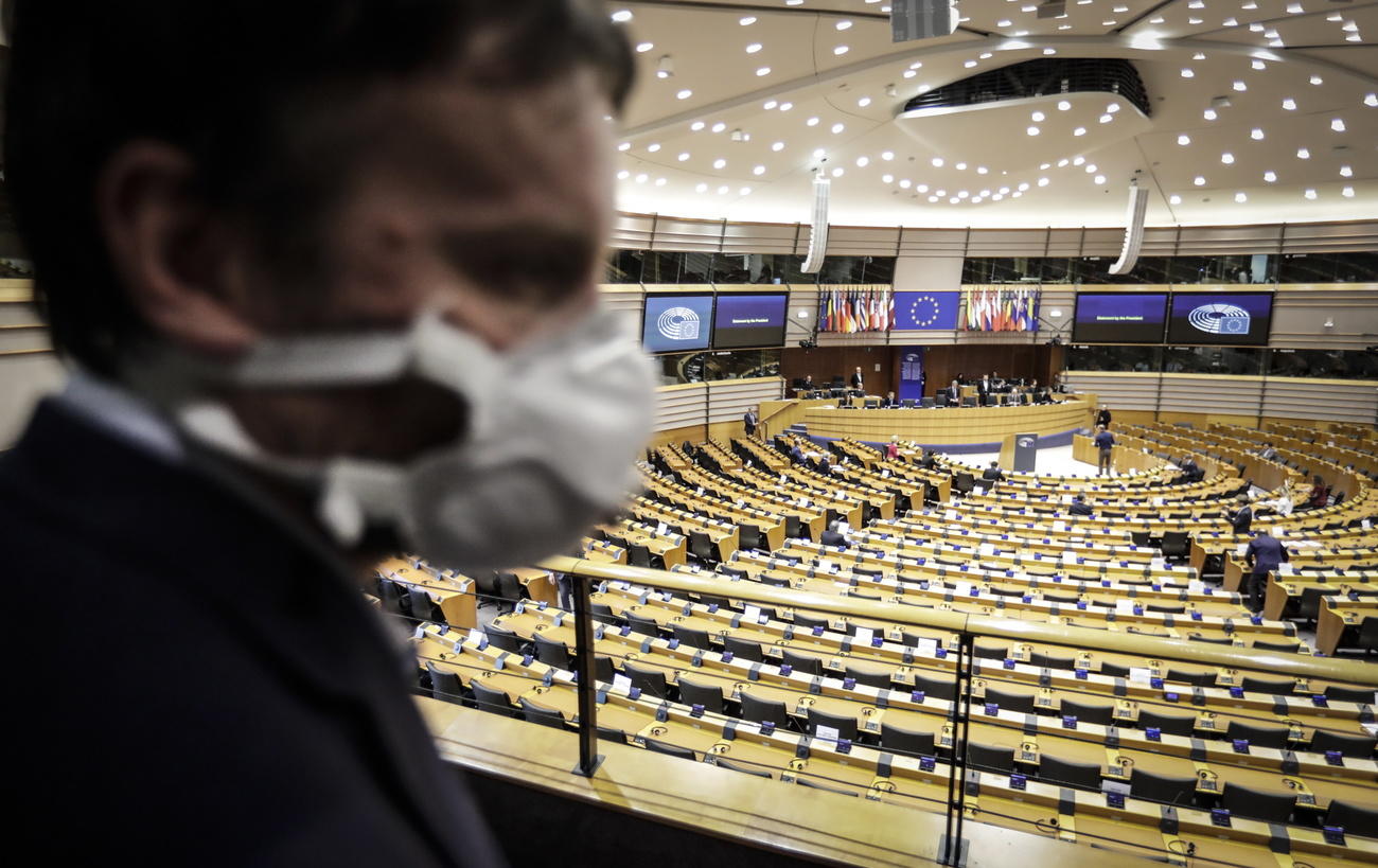 Persona con mascherina con parlamento sullo sfondo