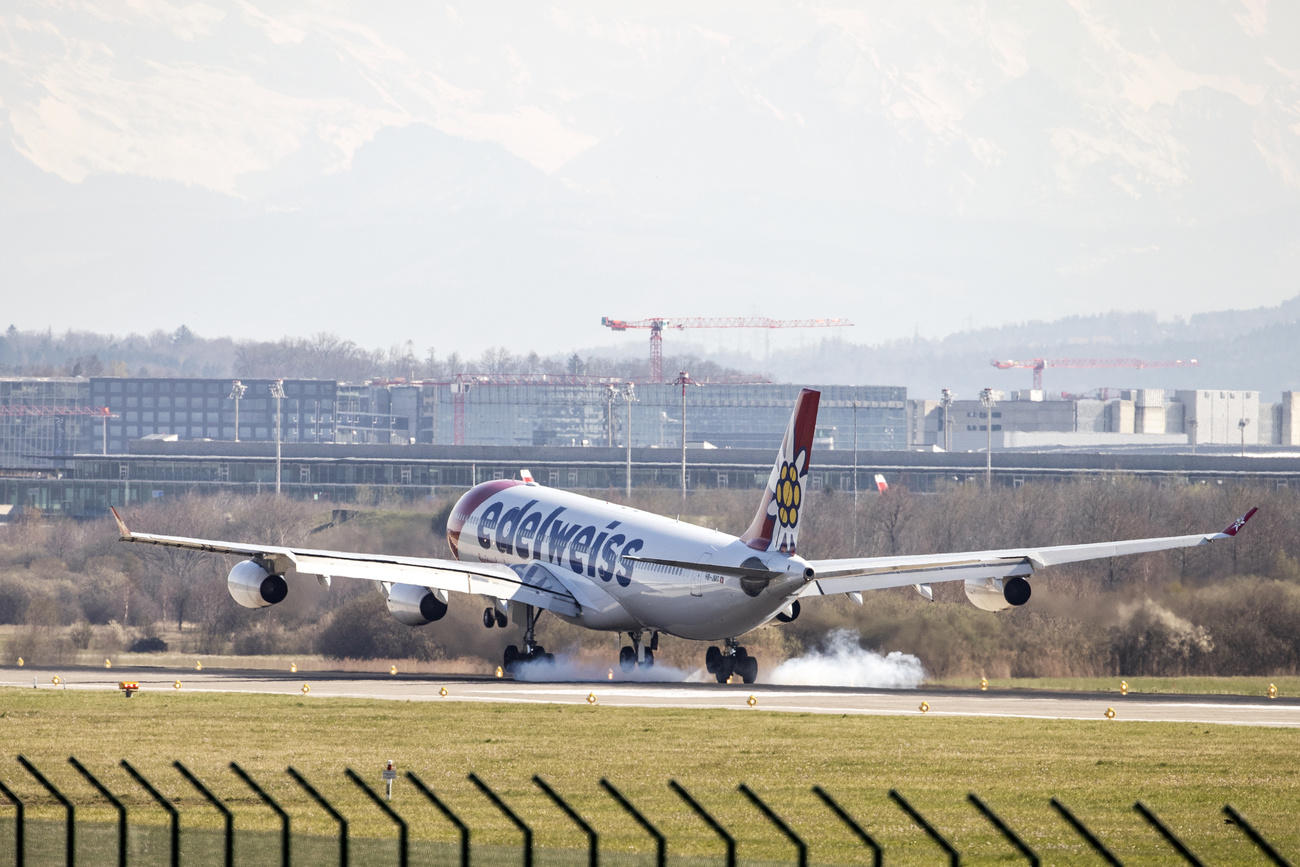 Avión de Edelweiss en una pista