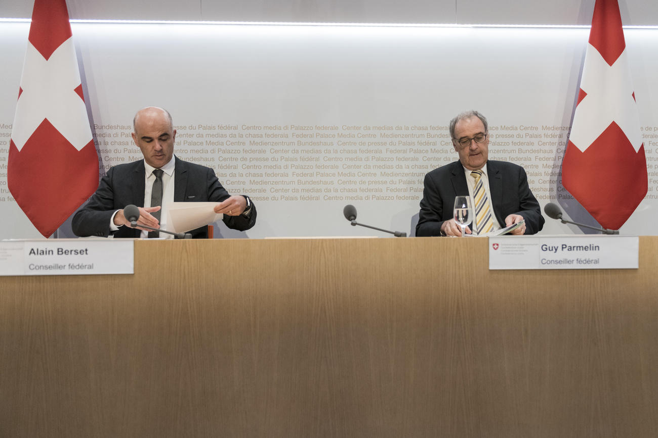 deux hommes assis