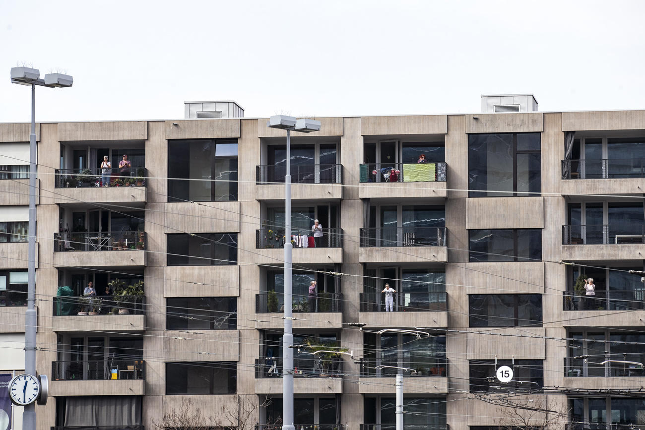 3月20日12:30,瑞士各地及被迫在家中工作的人们以鼓掌方式表示了对医疗卫生工作者的敬意和感谢。