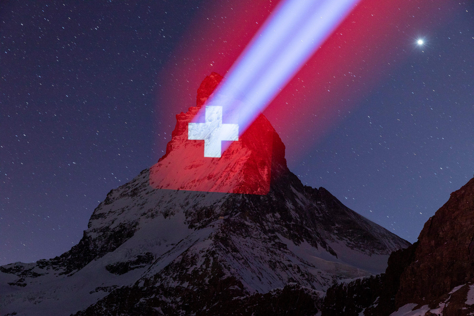 Cervino iluminado con imagen de la bandera de Suiza