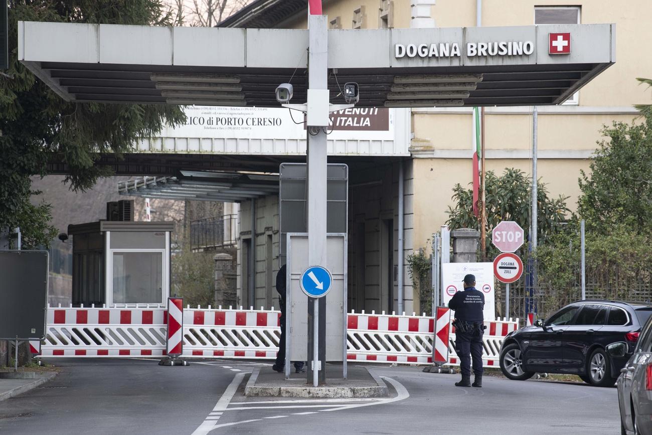 Il valico doganale chiuso a causa del coronavirus tra Brusino (Ticino) e Porto Ceresio (Varese)