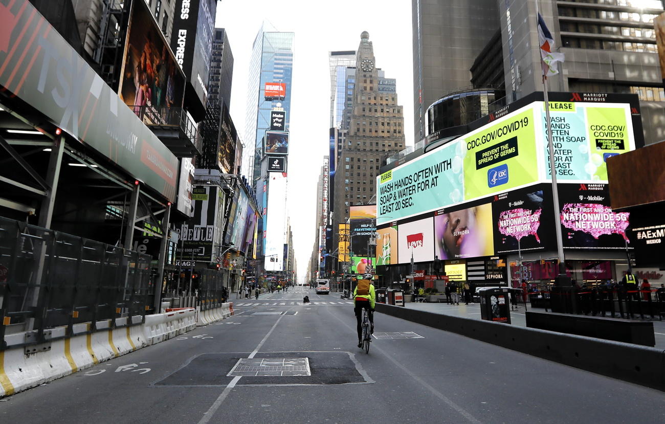 ciclista solitario in una strada di New York