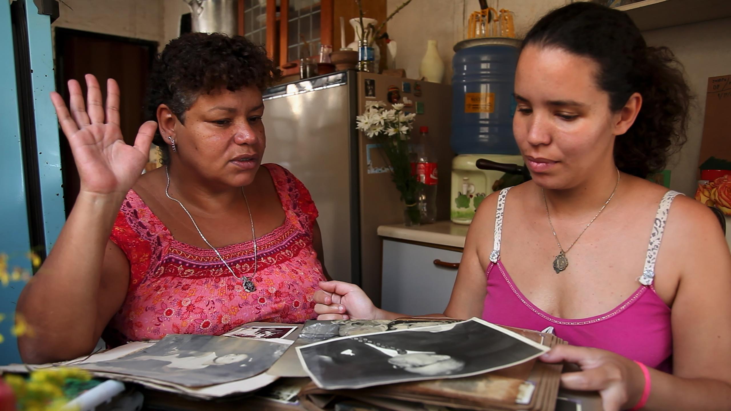 Duas mulheres analisando recortes de jornais