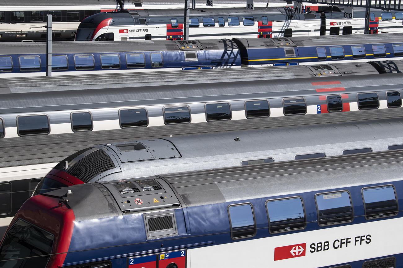2020年3月23日，瑞士联邦铁路SBB的许多列车停放在苏黎世中央车站的备用铁轨上。由于新冠病毒疫情，瑞士公共交通部门正在逐渐减少列车的班次。