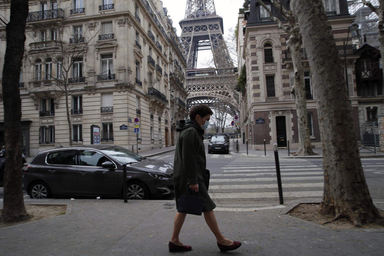 une femme marche à Paris