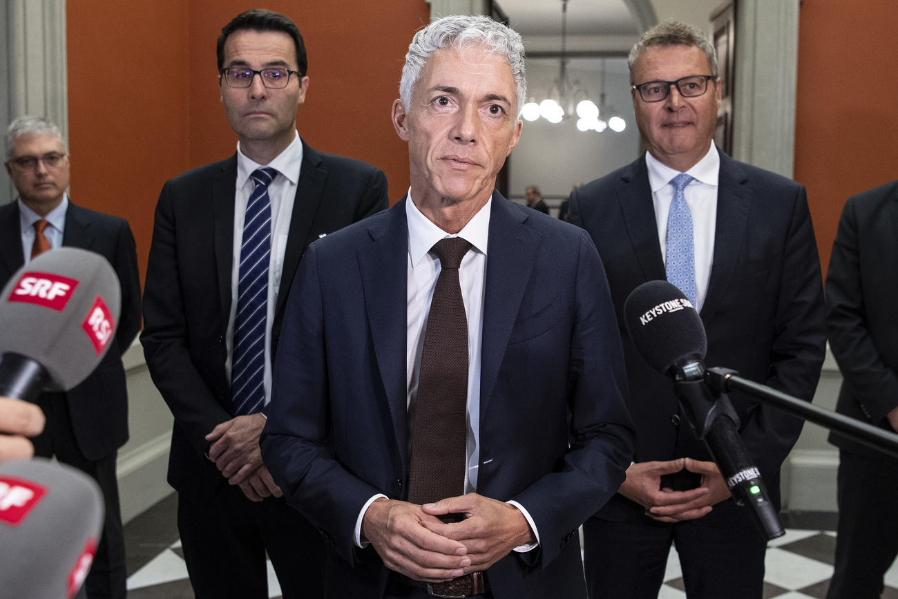 Il procuratore generale davanti ai giornalisti dopo la sua rielezione in parlamento