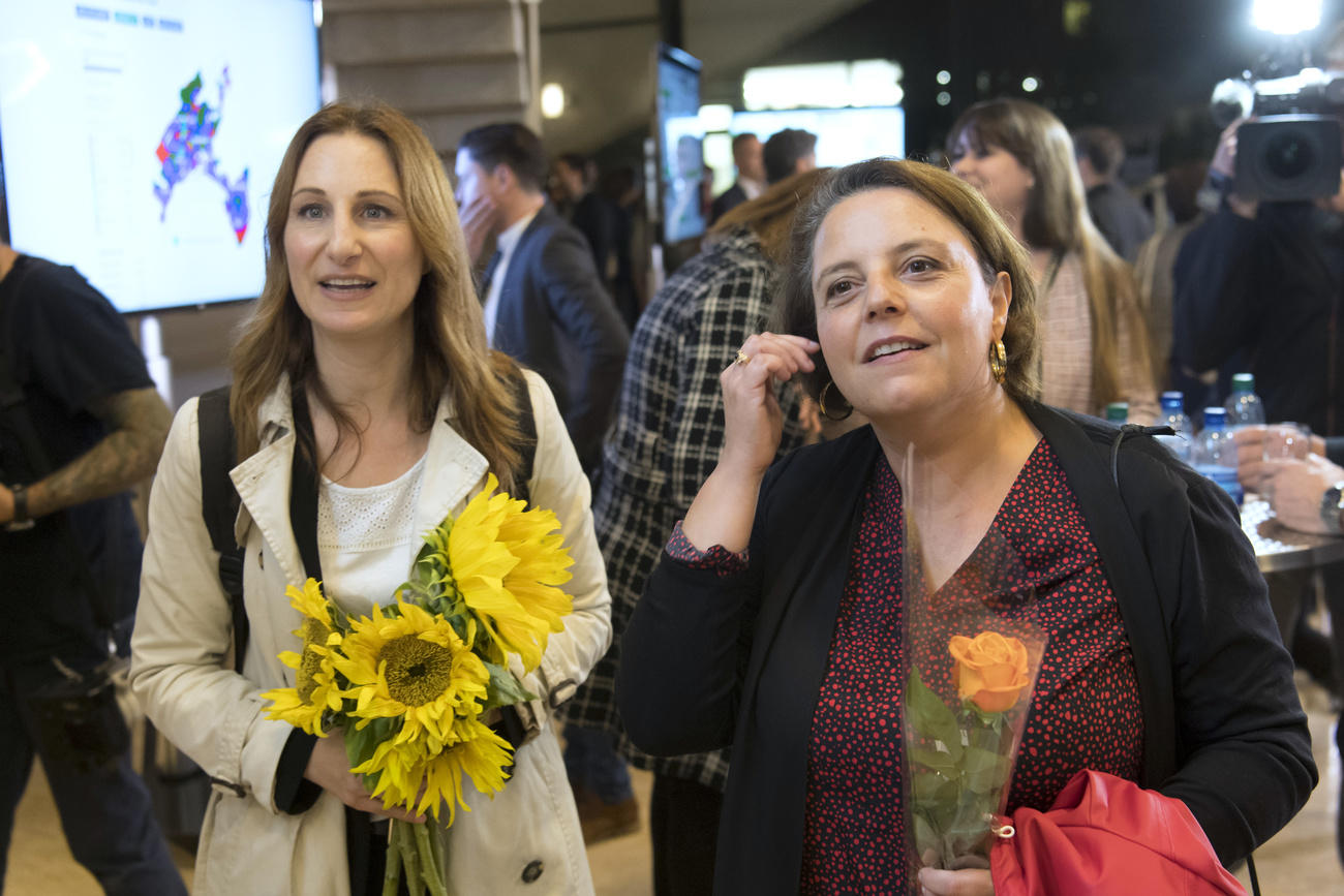 Zwei Frauen mit Blumen