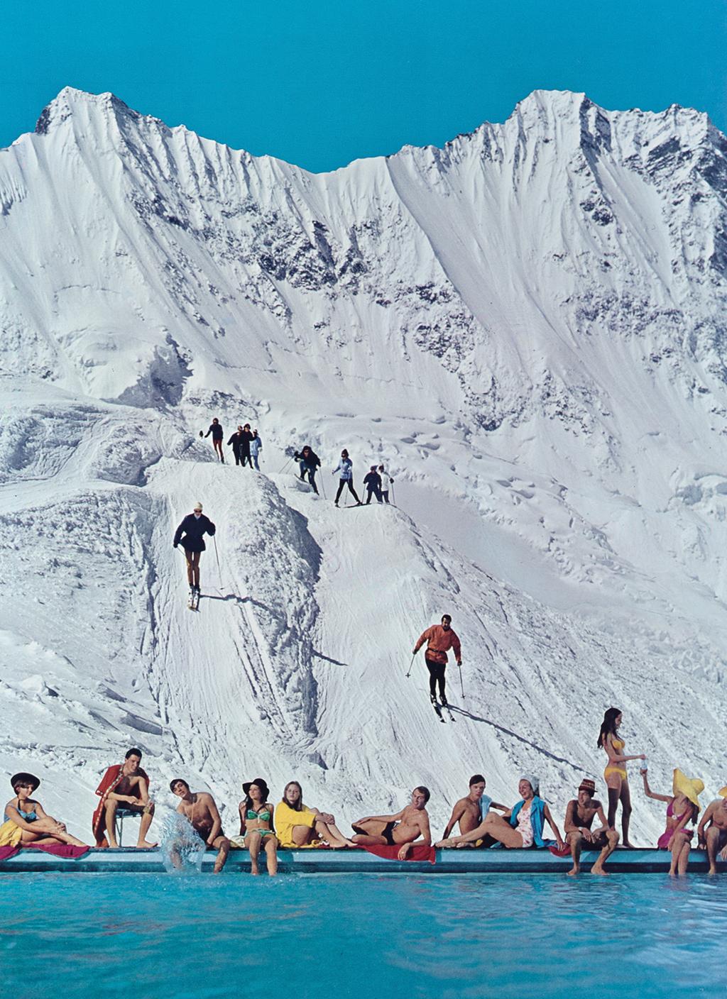 Fotomontage eines Schneebergs mit Badegästen im Vordergrund.