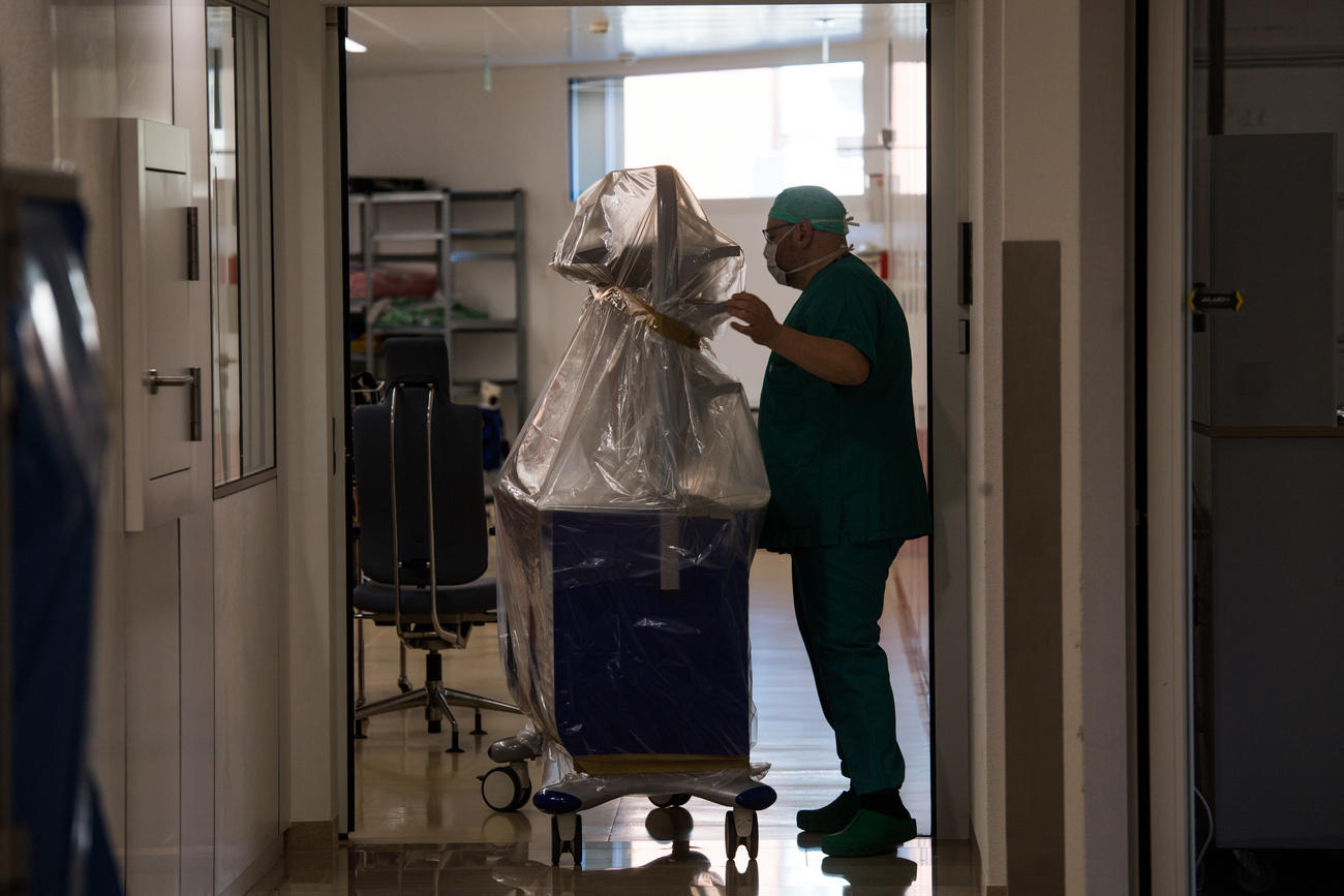 Una personal del persnal de un hospital junto a una camilla