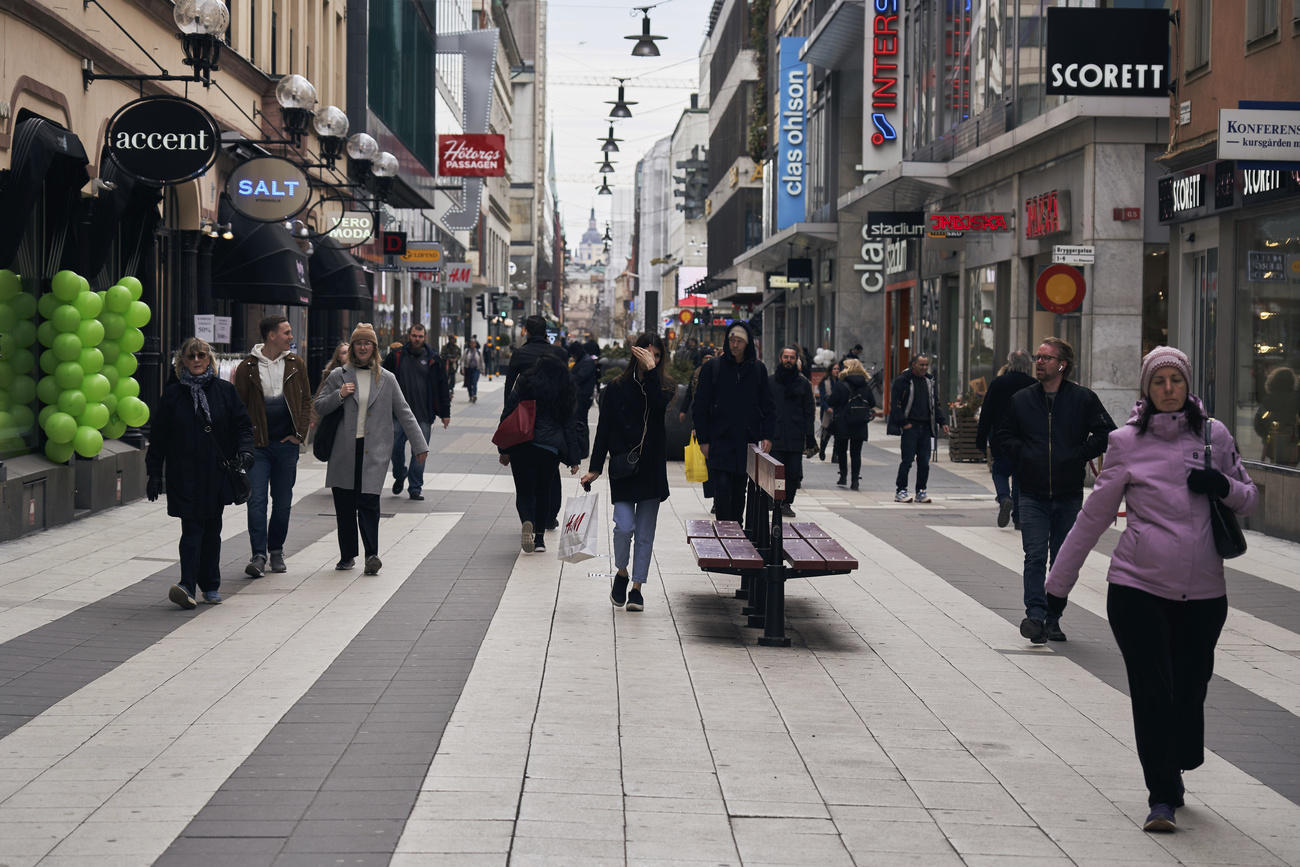La gente cammina nel centro di Stoccolma senza nessuna particolare misura.