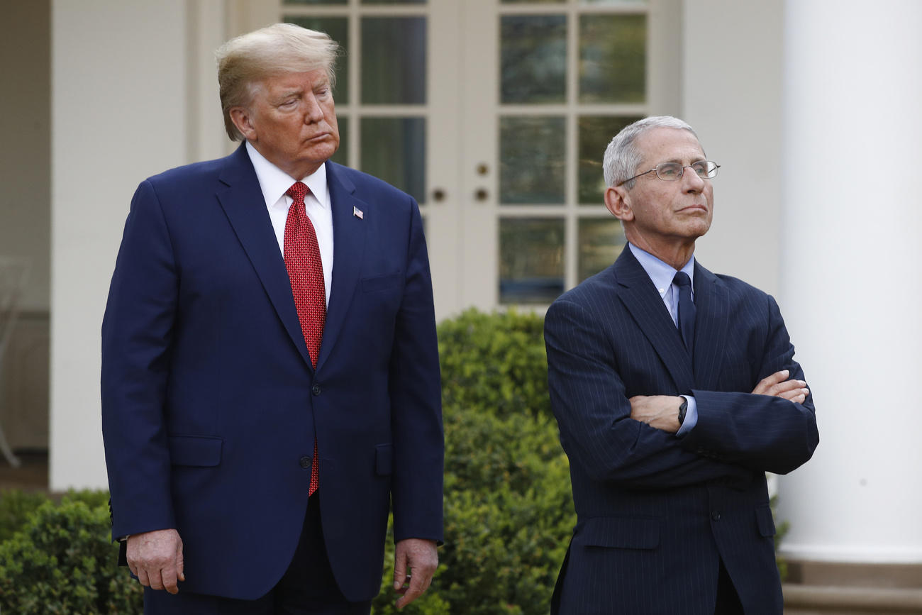 Trump insieme a Fauci davanti alla Casa Bianca.