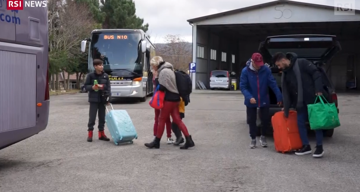 Migranti diretti verso nord a una stazione di bus.