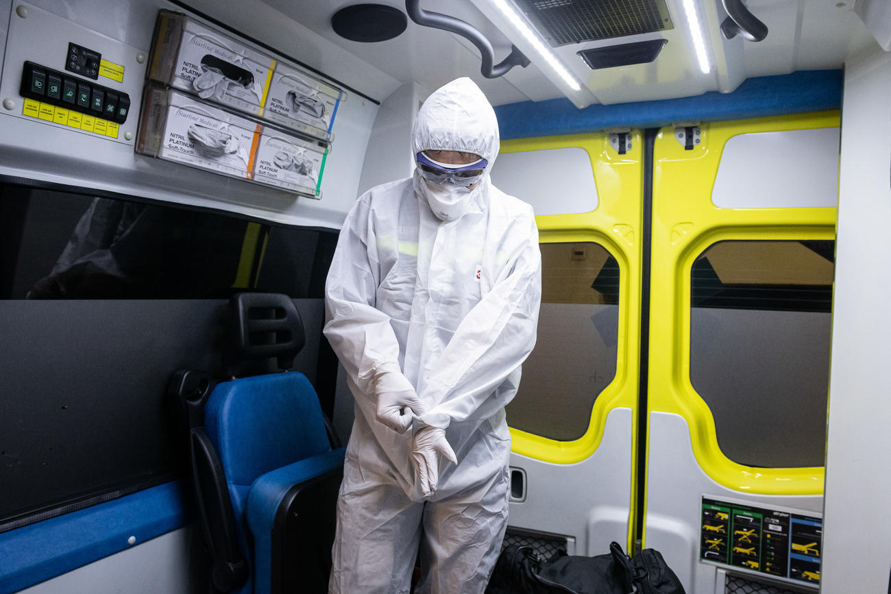 Un sanitario del servizio regionale di autoambulanza del Mendrisiotto.