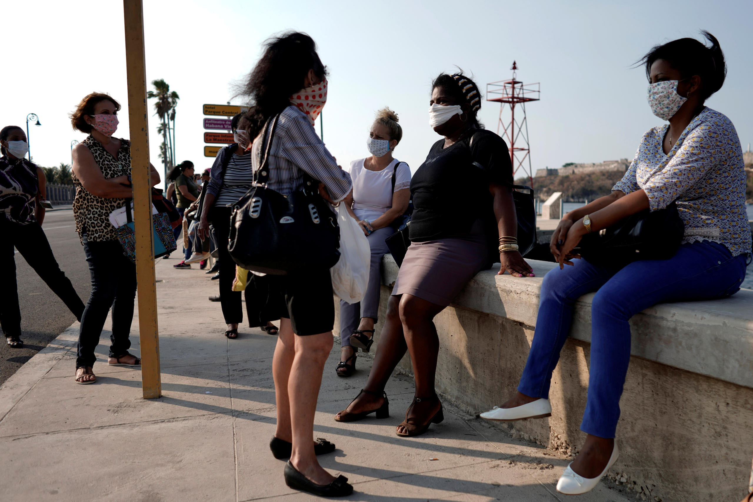 Personas con mascarillas protectoras