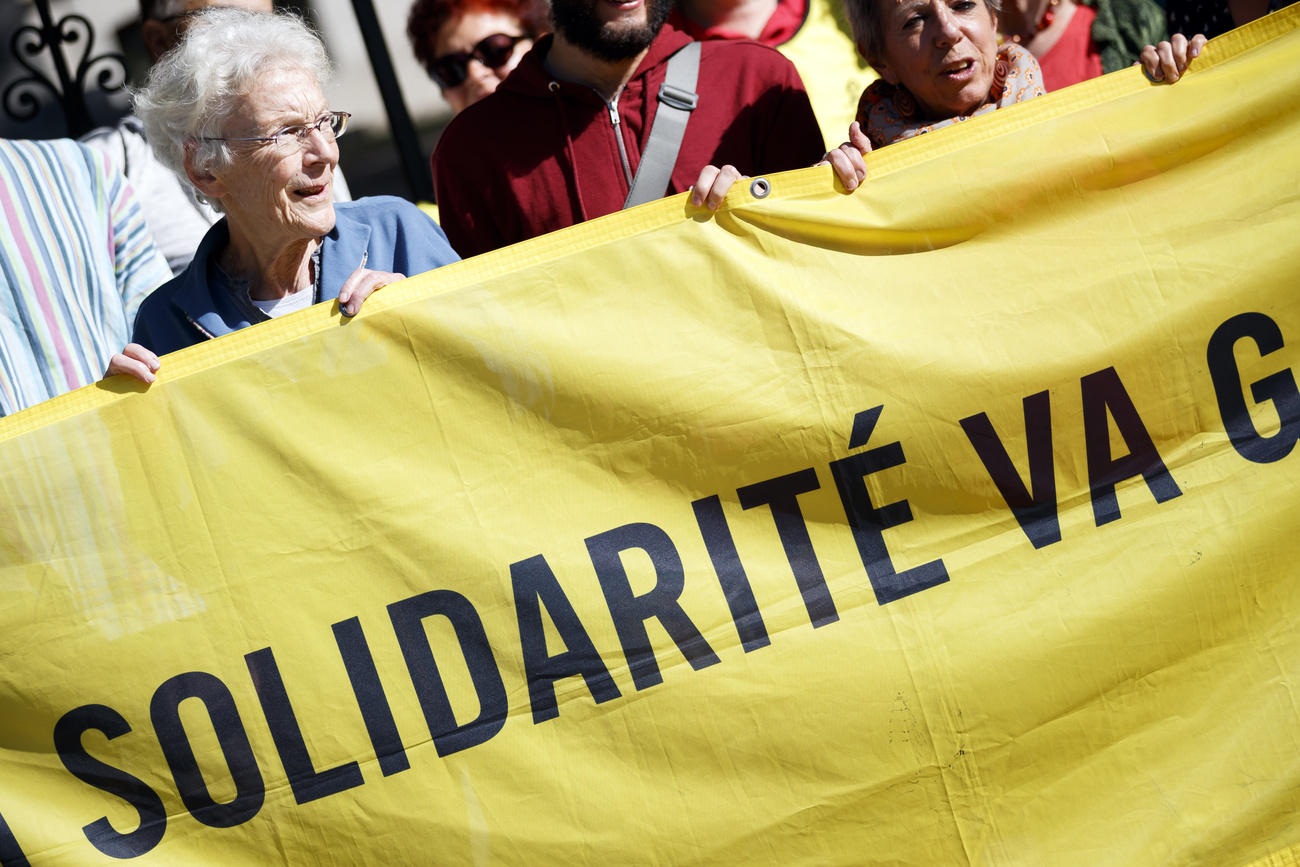 Une femme avec une banderole