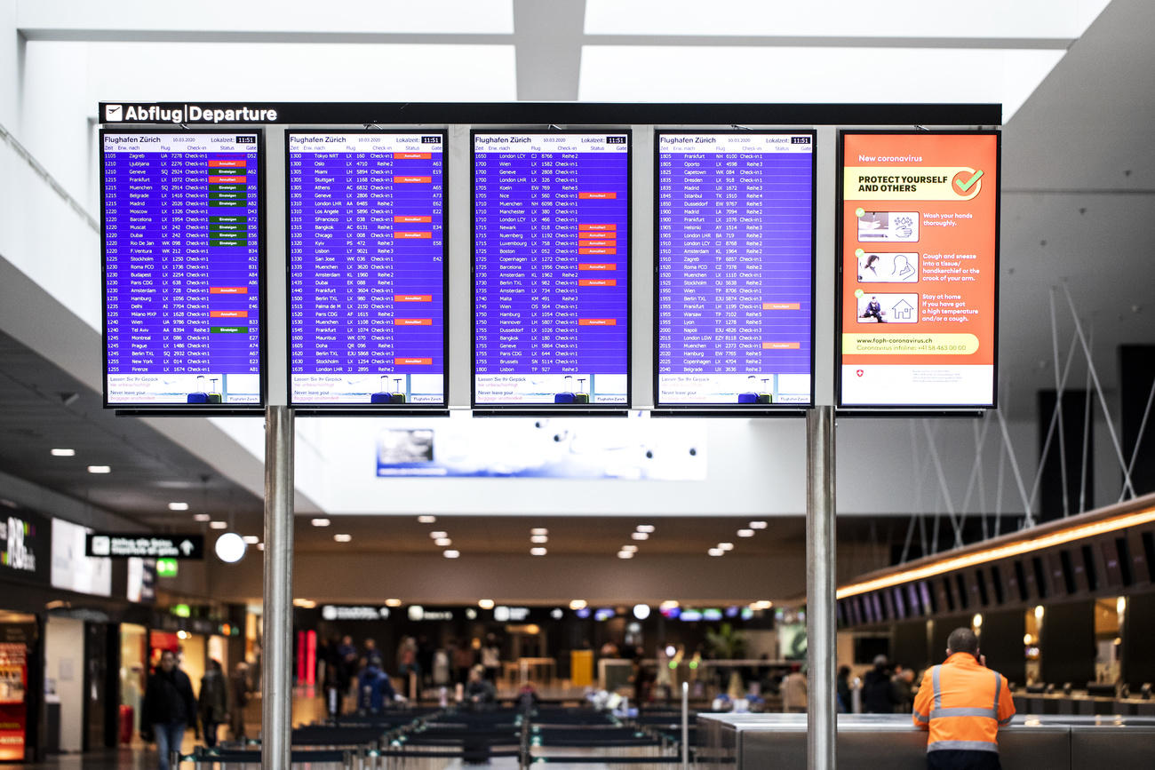 Tabellone dell aeroporto di Zurigo Klote sul quale figurano innumerevoli cancellazioni e pochissime conferme.