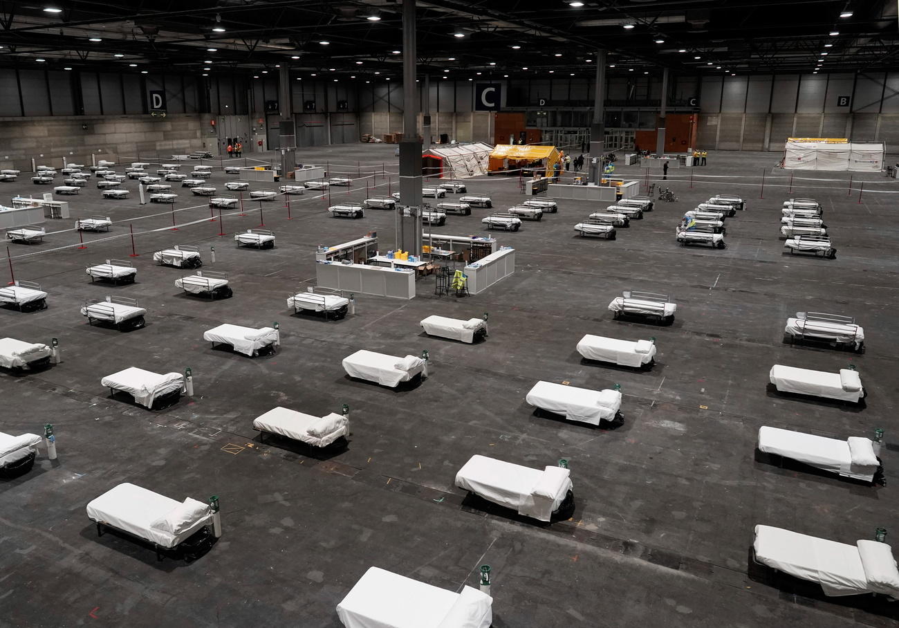 Distesa di letti nel centro espositivo della fiera di Madrid.