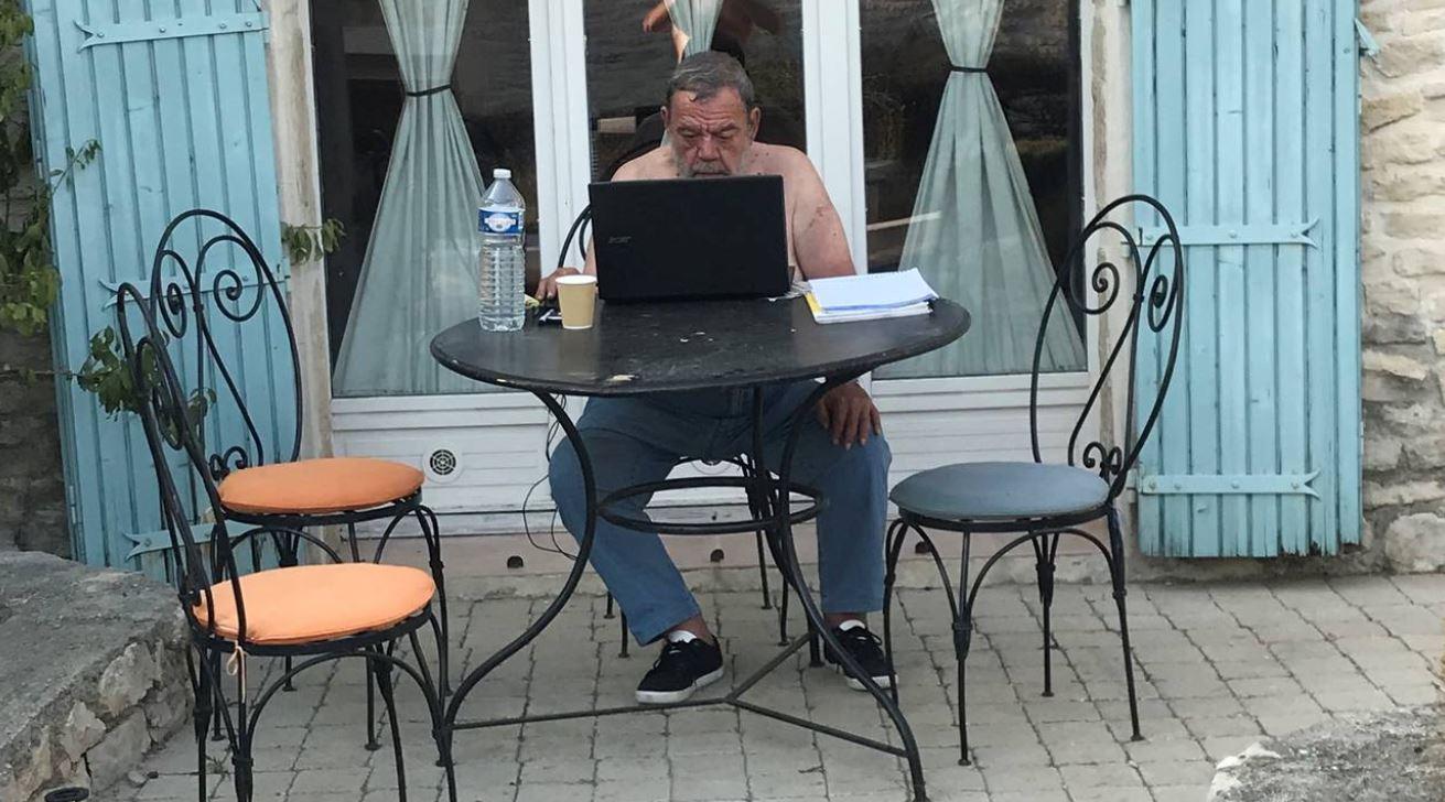 Gianni Mura mentre lavora con un pc all aperto