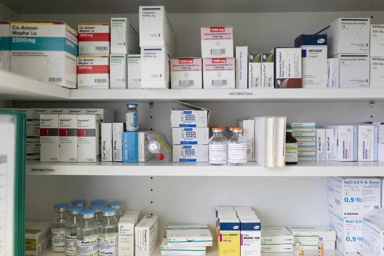 Médicaments dans une armoire à pharmacie