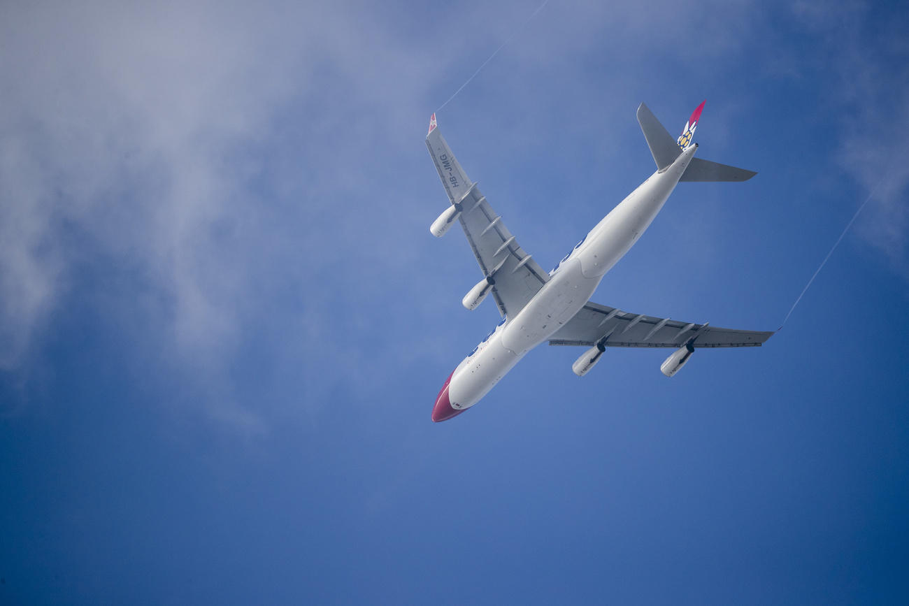 Un aereo della Edelweiss in volo in un cielo terso.